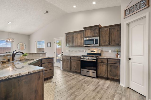 940 Firewheel Loop SW, Los Lunas, NM 87031