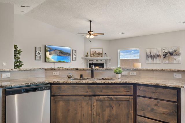 940 Firewheel Loop SW, Los Lunas, NM 87031