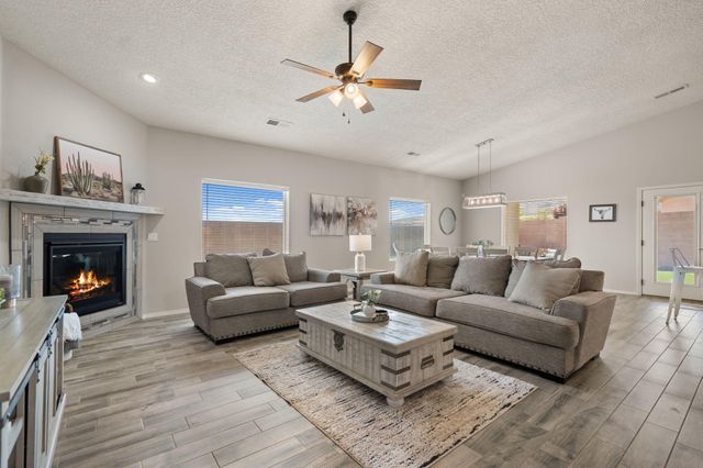 940 Firewheel Loop SW, Los Lunas, NM 87031