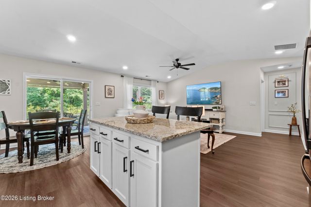 6910 Nicolas Farms Ct, Louisville, KY 40229