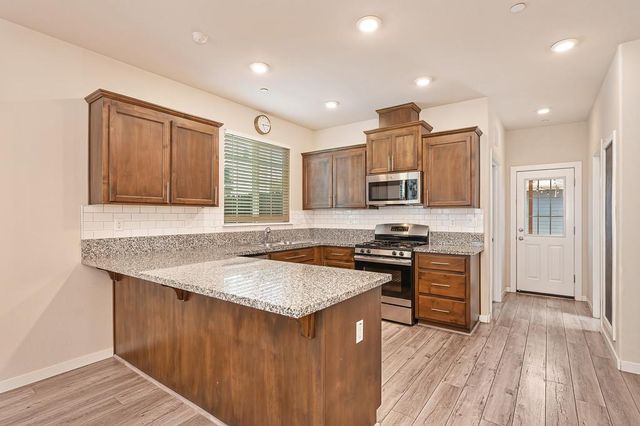 132 Ivy St, Roseville, CA 95678