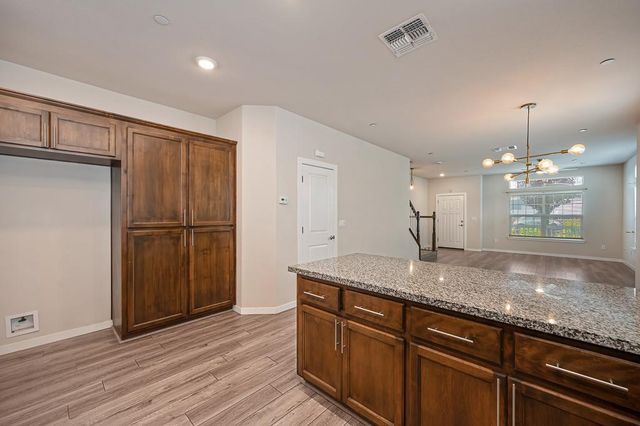 132 Ivy St, Roseville, CA 95678