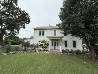 708 Main St, Burns, TN 37029