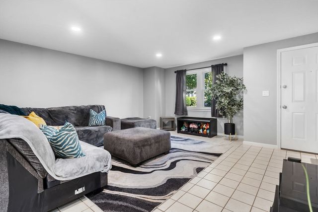 551 Hildreth St 27, Dracut, MA 01826