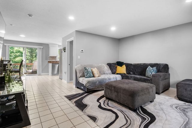 551 Hildreth St 27, Dracut, MA 01826