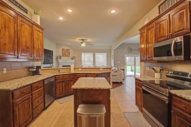 108 Champions Way, Azle, TX 76020