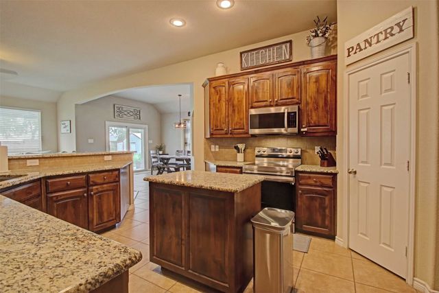 108 Champions Way, Azle, TX 76020