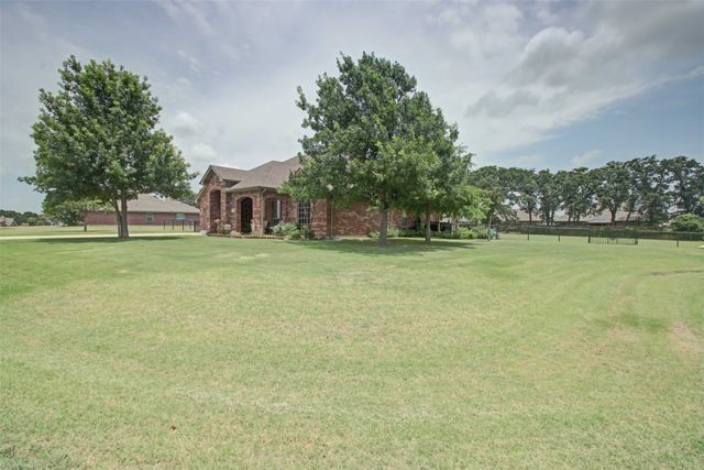 108 Champions Way, Azle, TX 76020