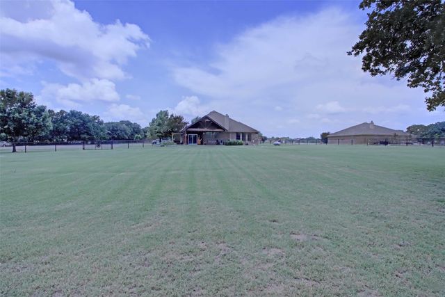 108 Champions Way, Azle, TX 76020