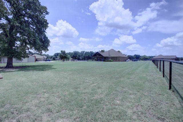 108 Champions Way, Azle, TX 76020