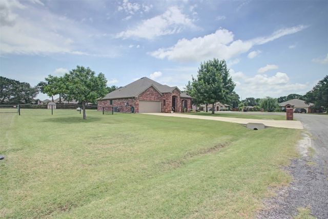 108 Champions Way, Azle, TX 76020