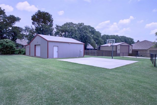 108 Champions Way, Azle, TX 76020