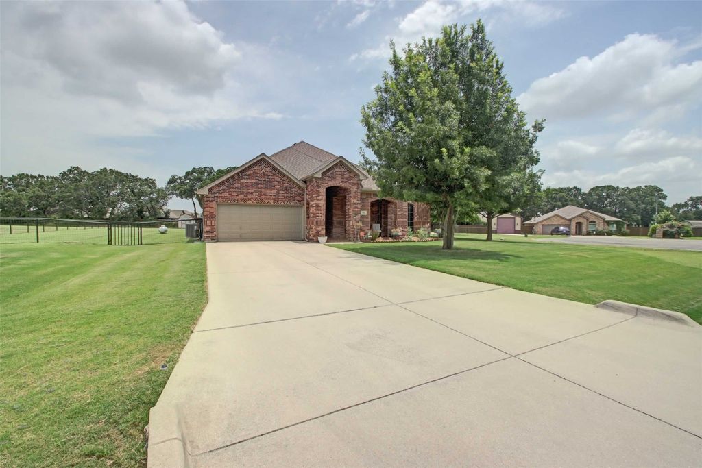 108 Champions Way, Azle, TX 76020