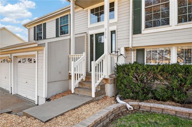 714 S Sunset Lane, Raymore, MO 64083