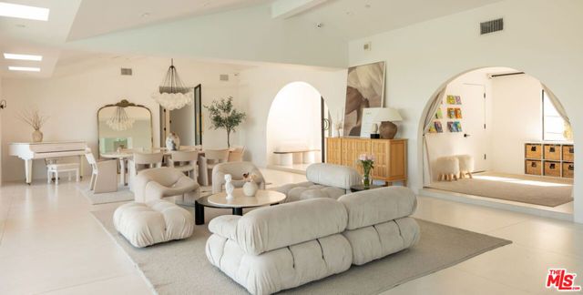 3380 Scadlock Lane, Sherman Oaks, CA 91403