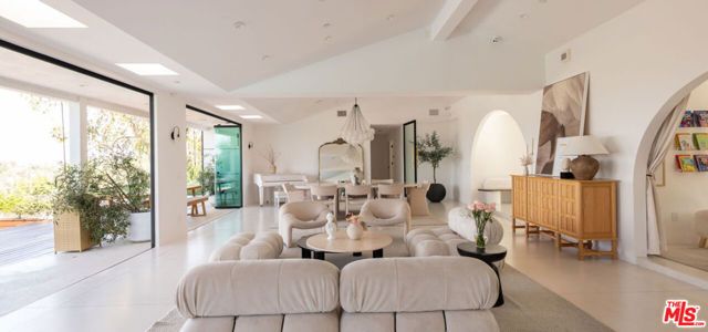 3380 Scadlock Lane, Sherman Oaks, CA 91403