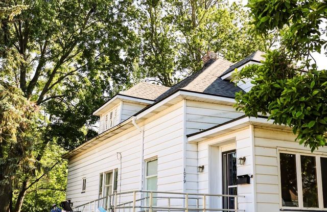 1079 W Southern Avenue, Muskegon, MI 49441