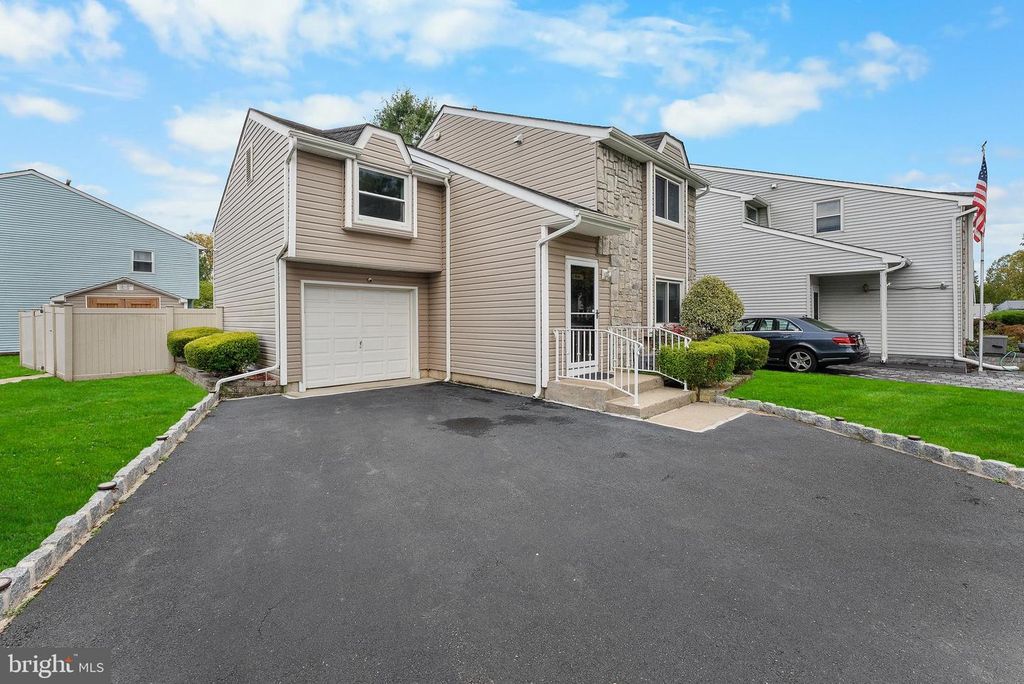 17 WINCHESTER DR, East Windsor, NJ 08520
