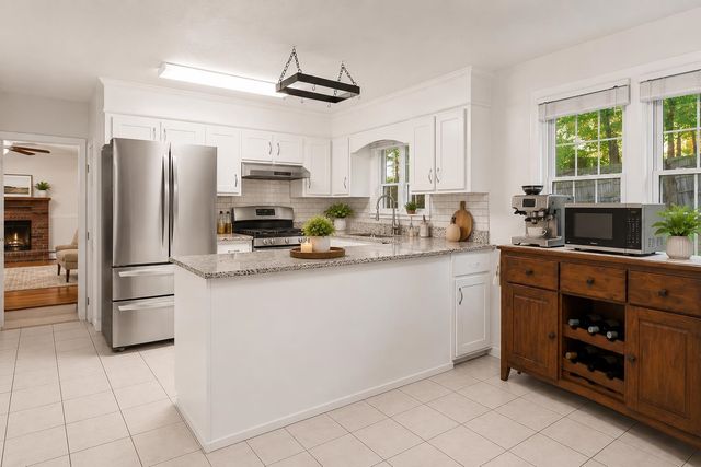 10 Oakdale Avenue, Nashua, NH 03062