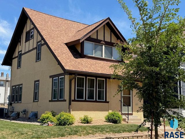 910 W 12th St Street, Sioux Falls, SD 57104