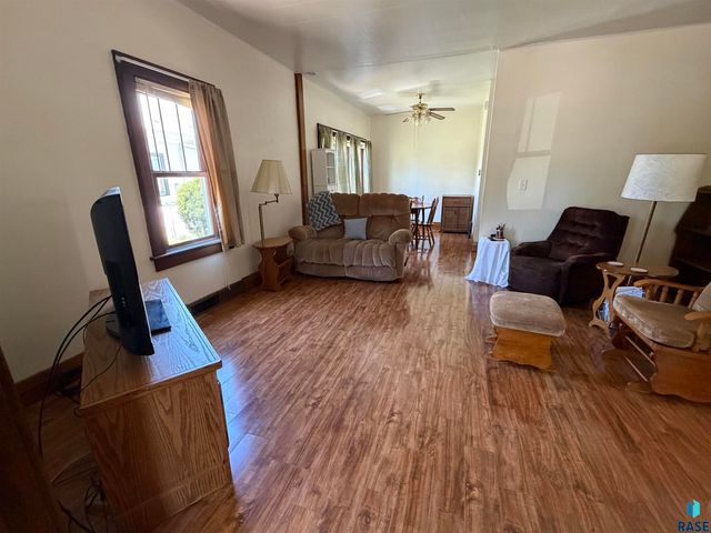 910 W 12th St Street, Sioux Falls, SD 57104