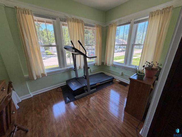 910 W 12th St Street, Sioux Falls, SD 57104