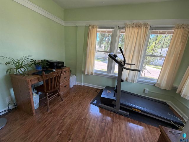 910 W 12th St Street, Sioux Falls, SD 57104
