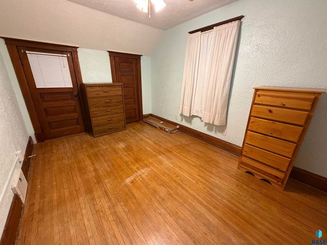 910 W 12th St Street, Sioux Falls, SD 57104
