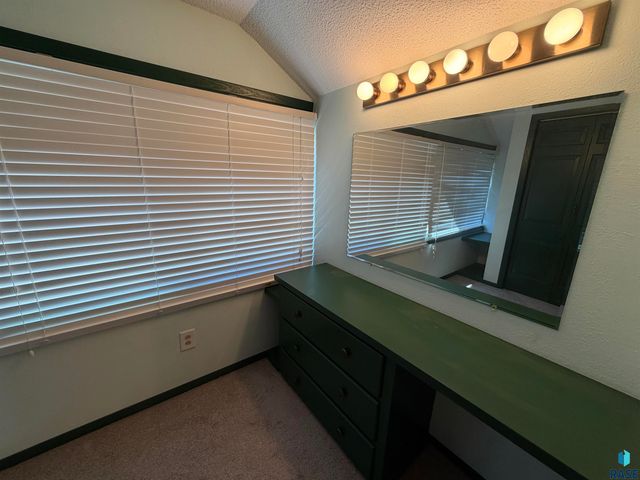 910 W 12th St Street, Sioux Falls, SD 57104