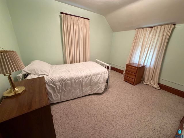 910 W 12th St Street, Sioux Falls, SD 57104