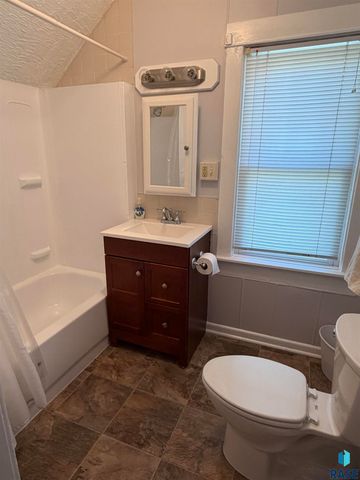 910 W 12th St Street, Sioux Falls, SD 57104