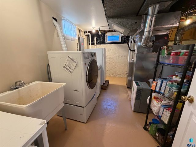 910 W 12th St Street, Sioux Falls, SD 57104