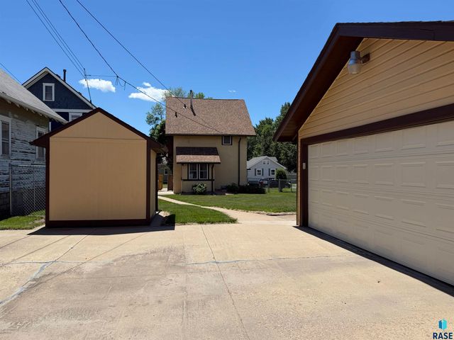 910 W 12th St Street, Sioux Falls, SD 57104