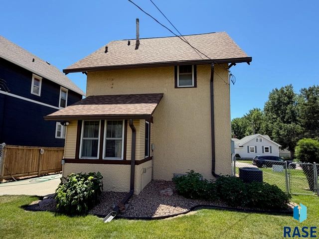 910 W 12th St Street, Sioux Falls, SD 57104