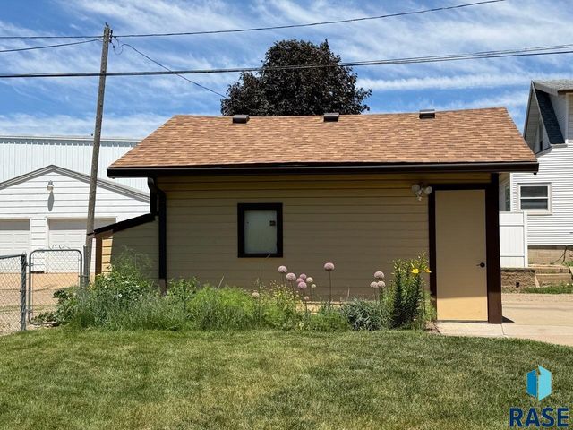910 W 12th St Street, Sioux Falls, SD 57104