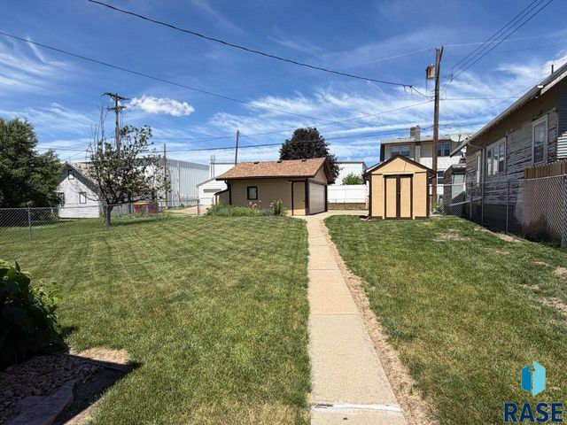 910 W 12th St Street, Sioux Falls, SD 57104
