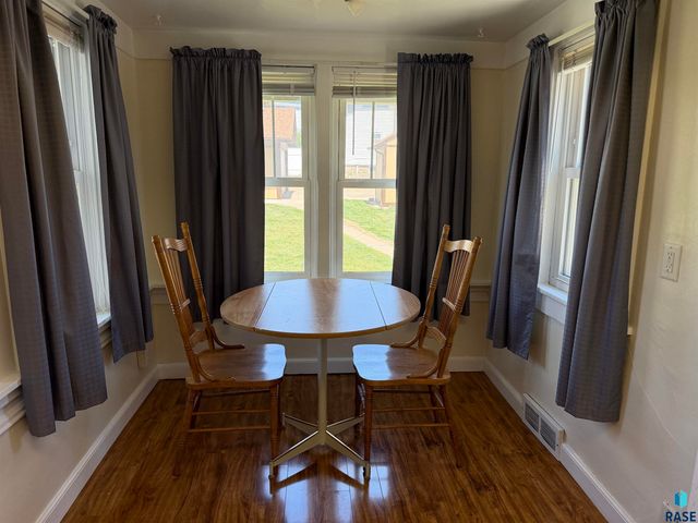 910 W 12th St Street, Sioux Falls, SD 57104