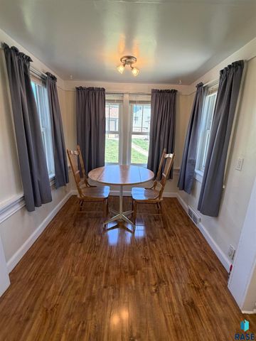 910 W 12th St Street, Sioux Falls, SD 57104