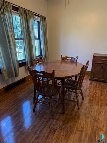 910 W 12th St Street, Sioux Falls, SD 57104
