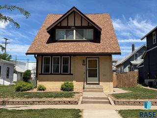 910 W 12th St Street, Sioux Falls, SD 57104