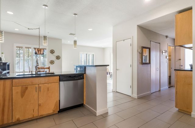 201 Aliso Drive SE 11, Albuquerque, NM 87108