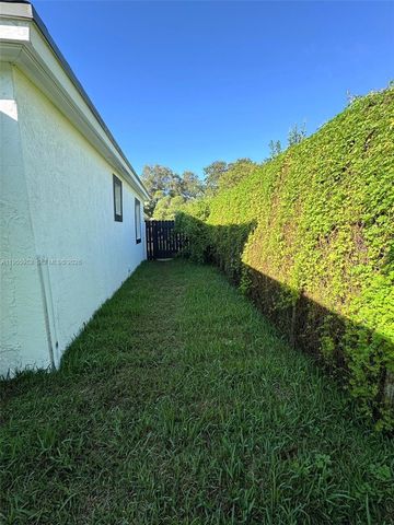 9221 Broad Manor Rd, Miami, FL 33147