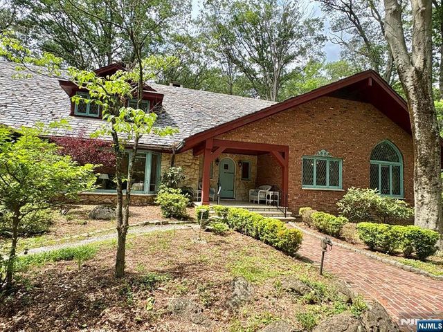 17 Deerhill Drive, Ho-ho-kus, NJ 07423