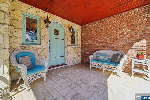17 Deerhill Drive, Ho-ho-kus, NJ 07423