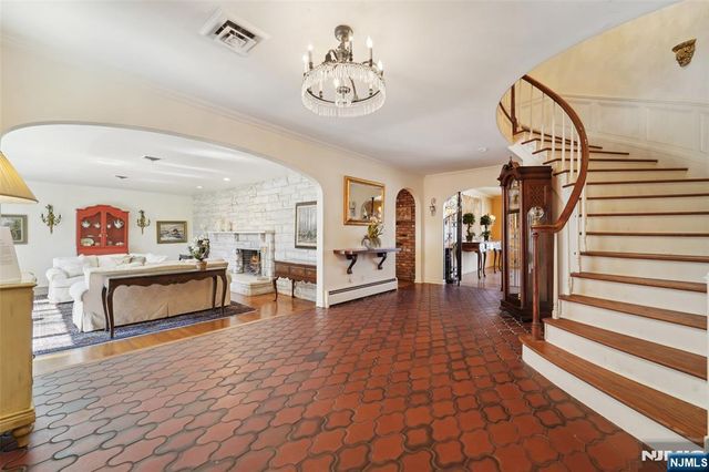 17 Deerhill Drive, Ho-ho-kus, NJ 07423