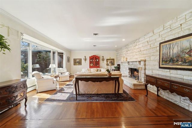 17 Deerhill Drive, Ho-ho-kus, NJ 07423