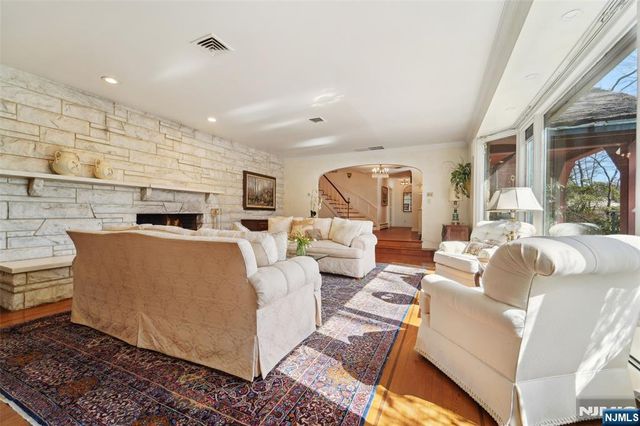 17 Deerhill Drive, Ho-ho-kus, NJ 07423