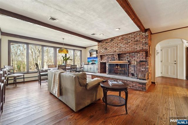 17 Deerhill Drive, Ho-ho-kus, NJ 07423