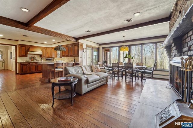 17 Deerhill Drive, Ho-ho-kus, NJ 07423