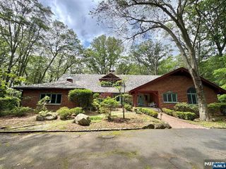 17 Deerhill Drive, Ho-ho-kus, NJ 07423